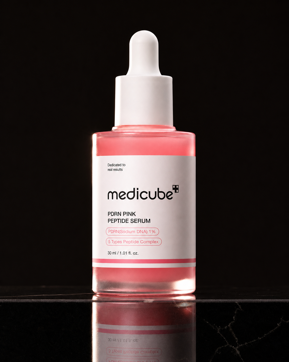 Serum PDRN sobre piedra tinta, luz editorial