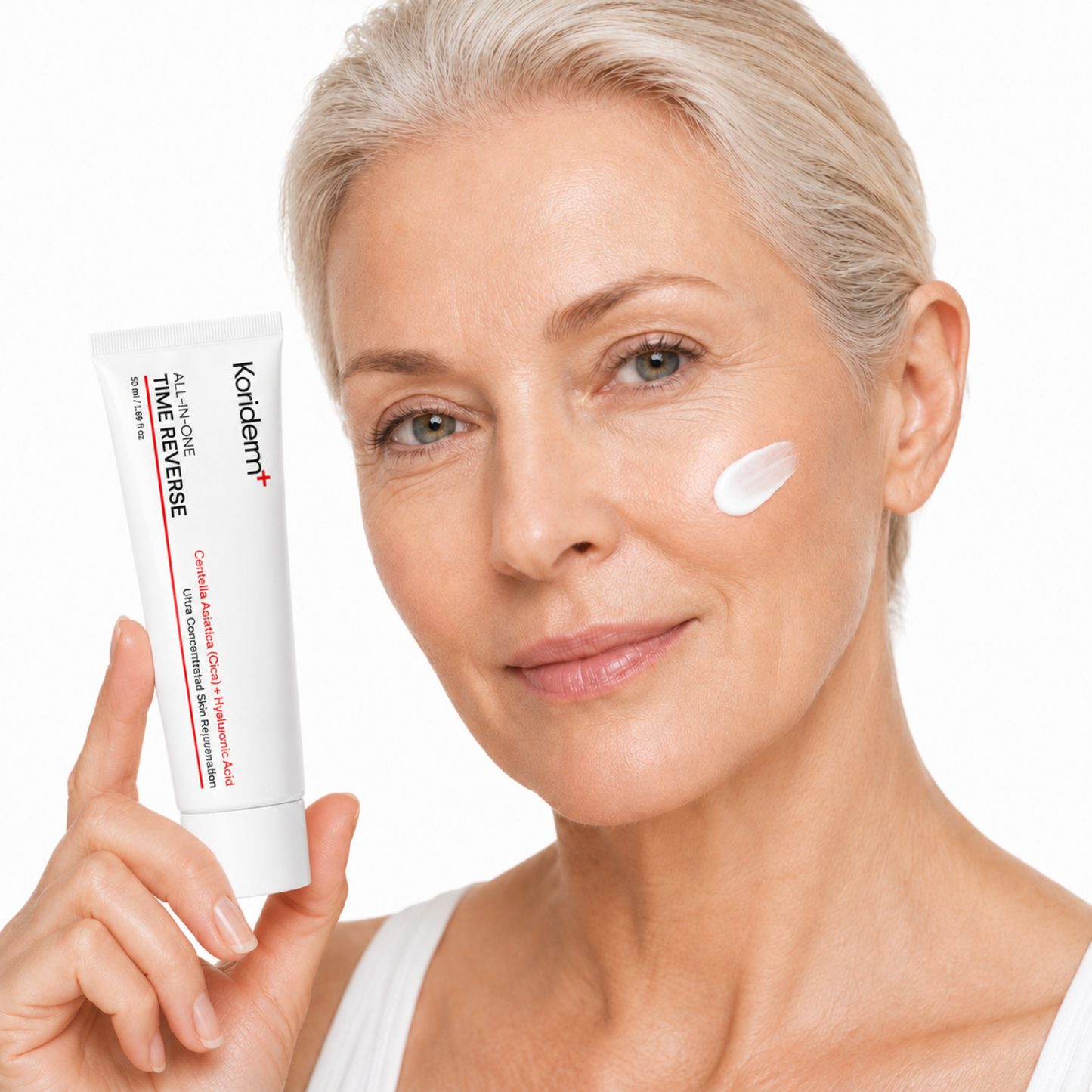 Mujer aplicando Koriderm Crema Time Reverse en el rostro